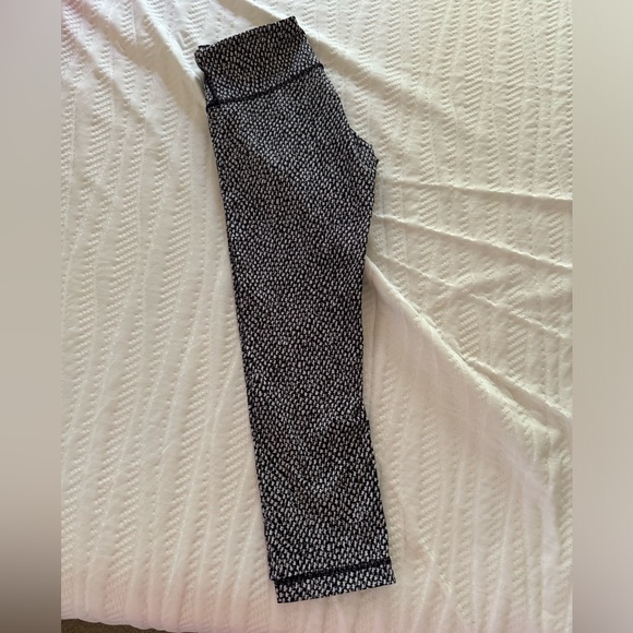Luluemon, workout Capris, size 4, condition New Black and White - Picture 2 of 2